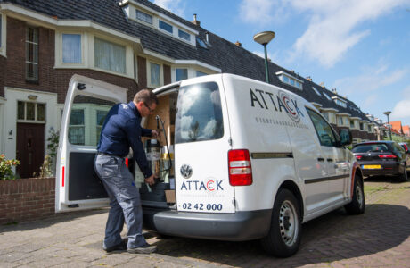 attack ongediertebestrijder servicemedewerker plaagdieren